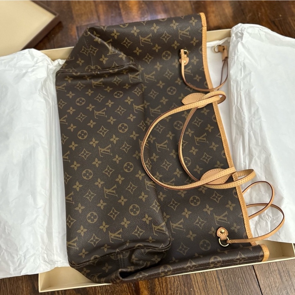 This is a authentic Louis Vuitton Neverfull GM